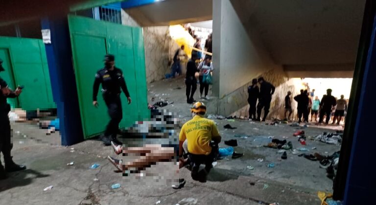 VIDEOS | Estampida humana deja 12 fallecidos en estadio Cuscatlán