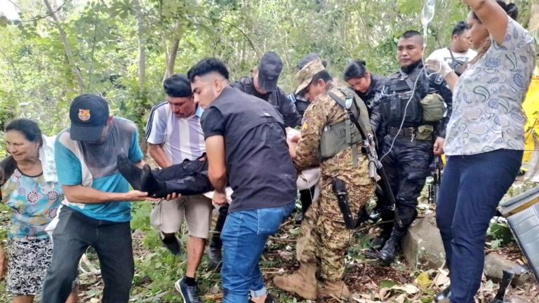 Con helicóptero UH-1H evacuaron a dos hombres que sufrieron accidente aéreo en Suchitoto