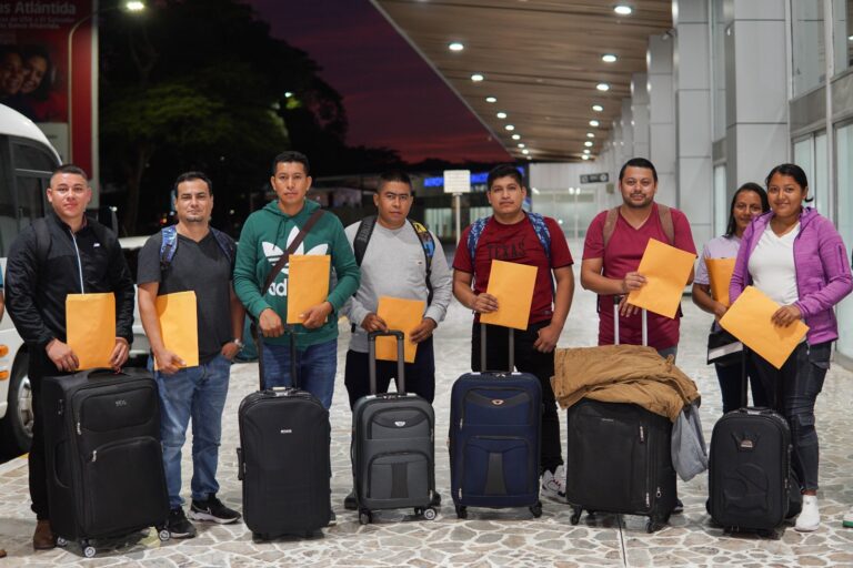 Este martes saldrá otro contingente de salvadoreños para trabajar en Canadá