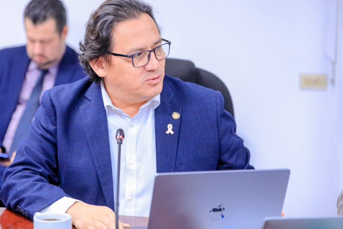 Ministro de Educación desglosa presupuesto 2024 en comisión de hacienda de Asamblea Legislativa