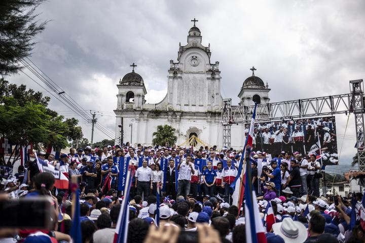 Candidato presidencial de ARENA reconoce pagos a militantes para asistir a mítines