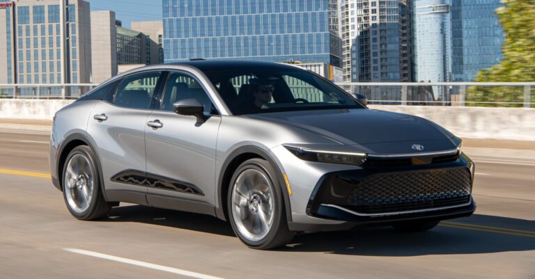 Toyota Crown. ¿Le queda grande la corona al Rey?