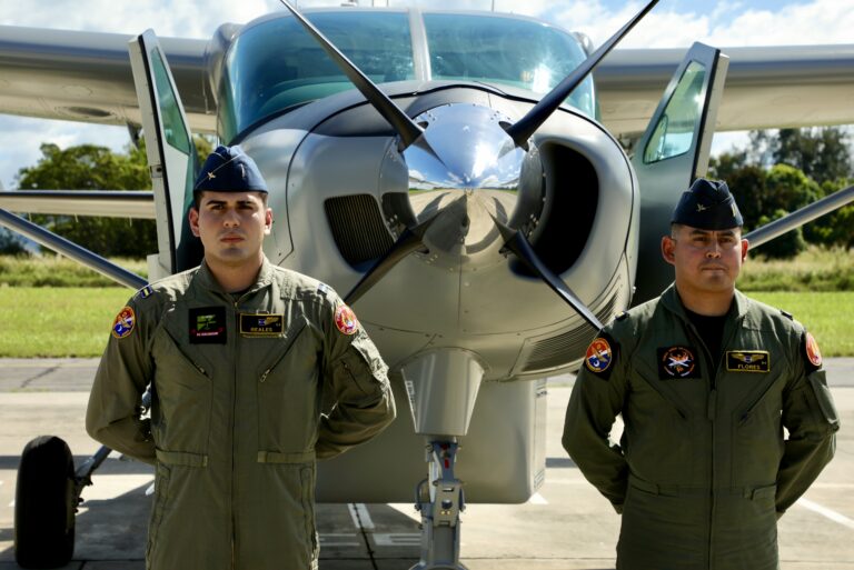 EE.UU. Entrega avión Cessna 208b EX a El Salvador