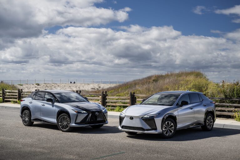 Lexus RZ 450e. Traer cuchillos a una pelea con sables.