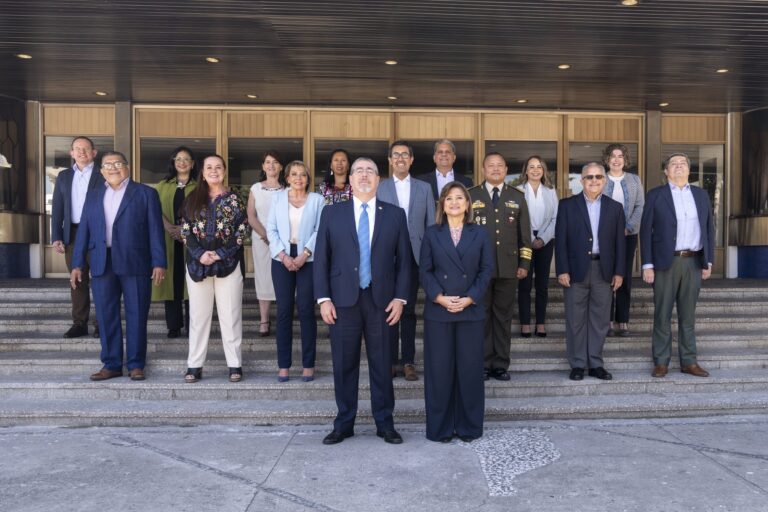 Senadores instan respeto en transferencia de poder en Guatemala