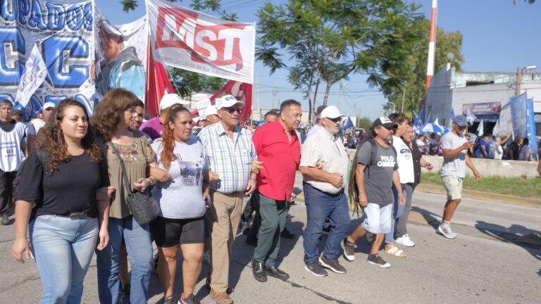 Argentinos marchan contra medidas promulgadas por el presidente Javier Milei