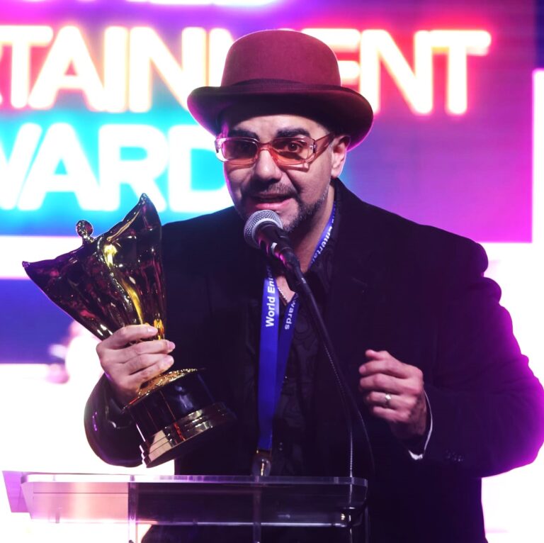 Jonathan Acosta gana galardón en los World Entertainment Awards, de Los Angeles