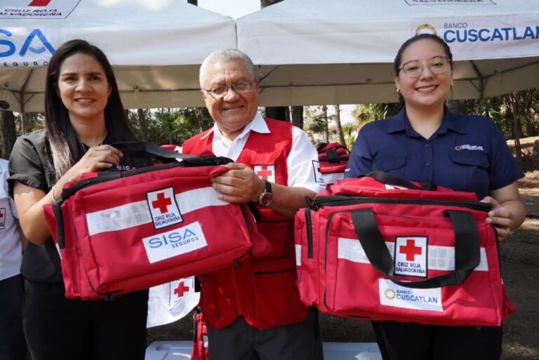 Cruz Roja Salvadoreña recibe donativo de Banco CUSCATLAN y SISA Seguros para atender emergencias