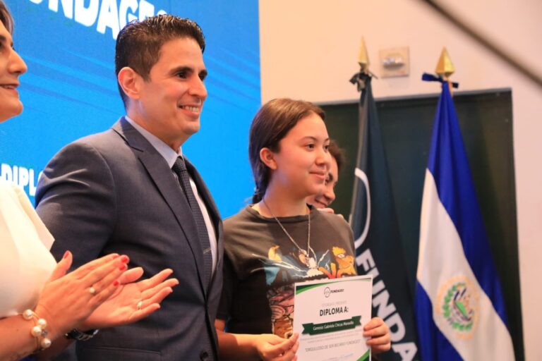 CEL entrega becas técnicas y universitarias a jóvenes en distintos puntos del país