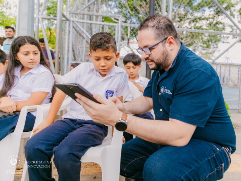 Instalan internet satelital gratuito en el parque de El Refugio, en Ahuachapán