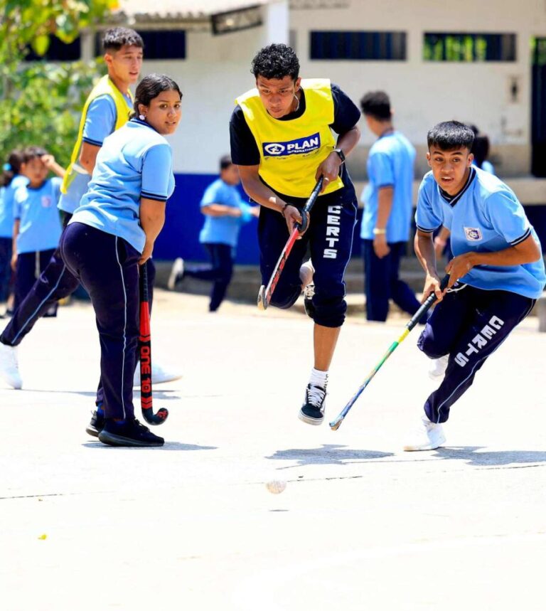 El hockey ya se practica en Ciudad Arce