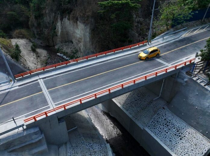 Habilitan paso de vehículos en el puente de la avenida El Bálsamo de Soyapango