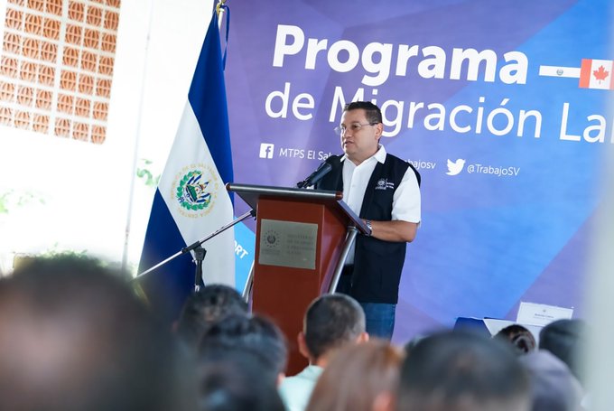 Ministro de Trabajo despide a otro contingente de salvadoreños que van a trabajar en Canadá