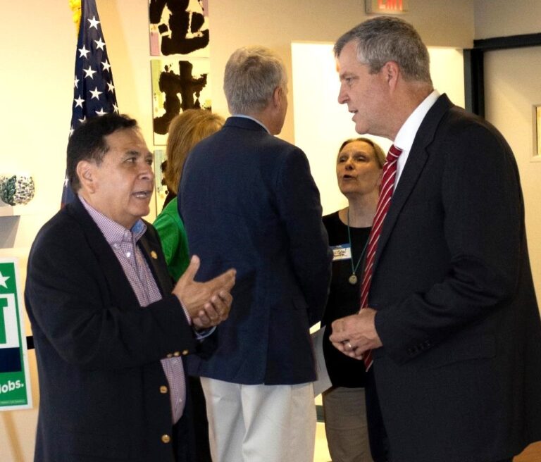 Latinos respaldan a Neil Parrott, candidato al Congreso por el Distrito 6 de Maryland