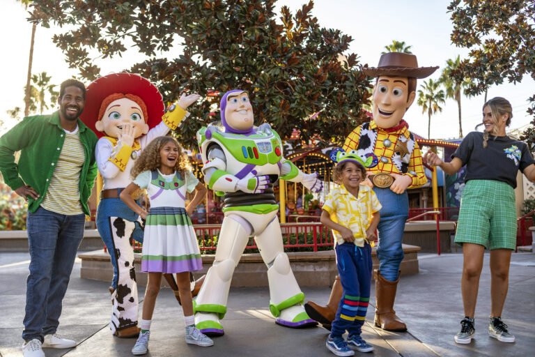 Disneyland Resort anuncia la oferta de boletos para el verano – tan solo $50 por niño y $83 por adulto por día – para un boleto de parque temático de 3 días, 1 parque por día, además de otras ofertas de verano para los hoteles