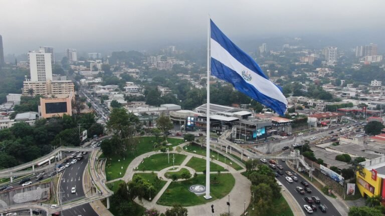 Salvadoreños y bolivianos no necesitarán visas para entrar a ambos países