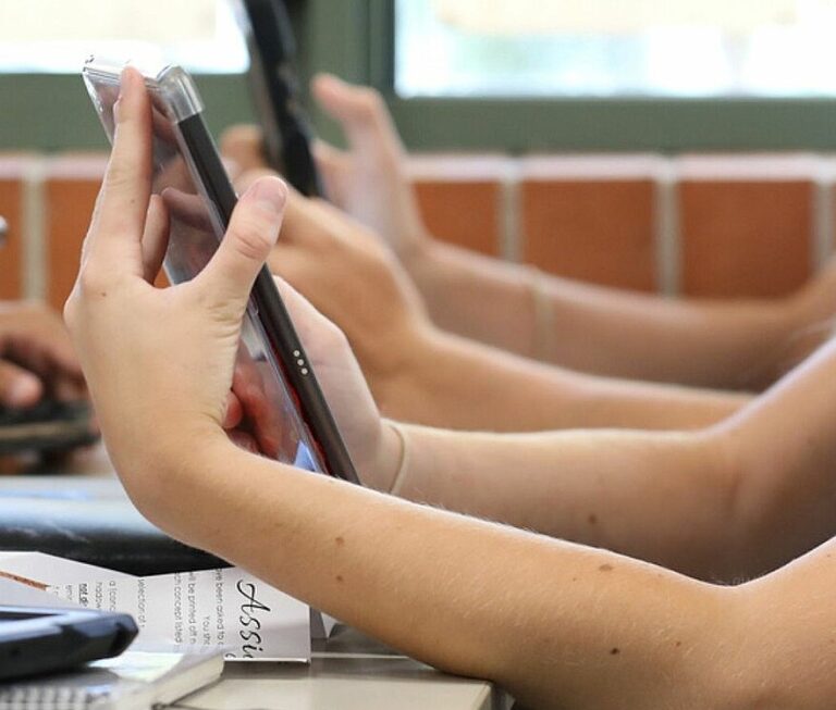 No permitirán celulares a estudiantes de escuelas públicas en Virginia