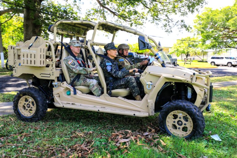 Embajada de EEUU entrega 12 vehículos todo terreno para combate a delincuencia en El Salvador