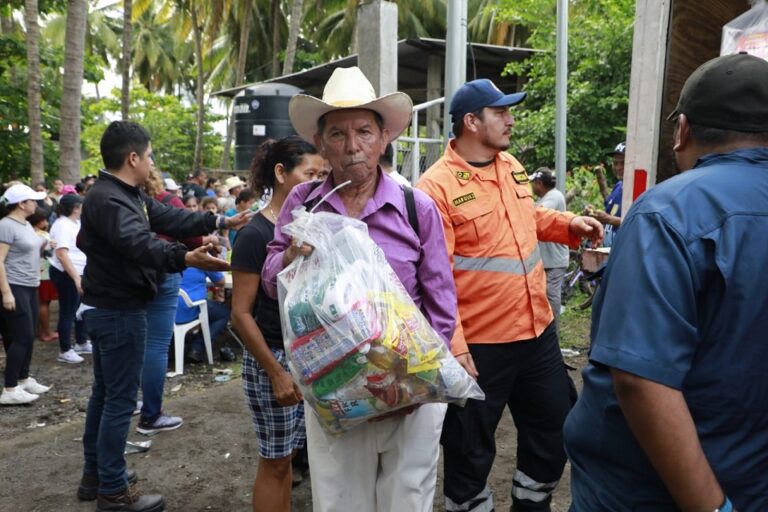 Residentes de Puerto Parada agradecen ayuda alimentaria gestionada por el ministro de Trabajo