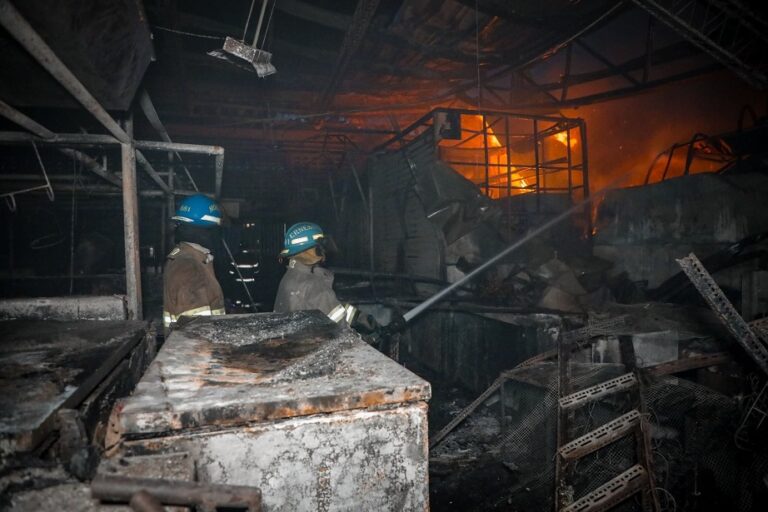 Cuantiosas pérdidas por incendio en edificio cinco del Mercado Central de San Salvador