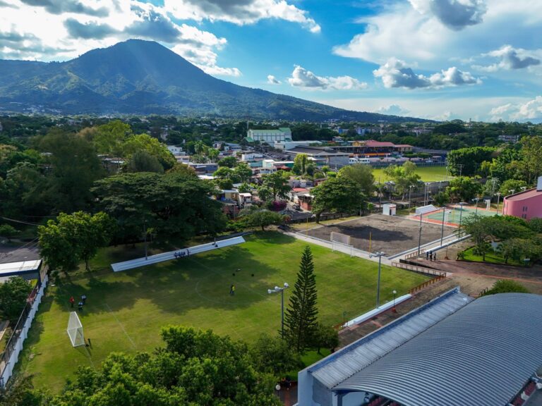 Renuevan tres canchas de la Universidad de El Salvador