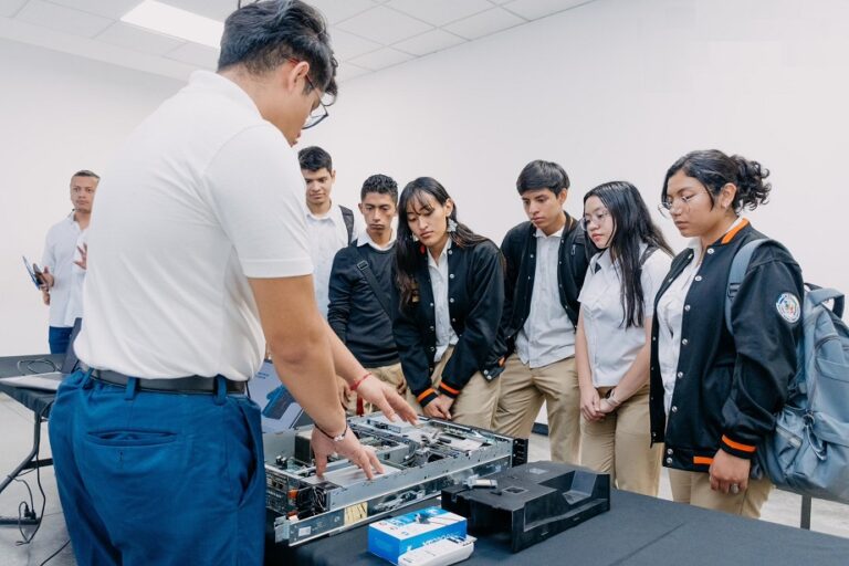 RoadTech fomenta las habilidades tecnológicas en estudiantes del sector público