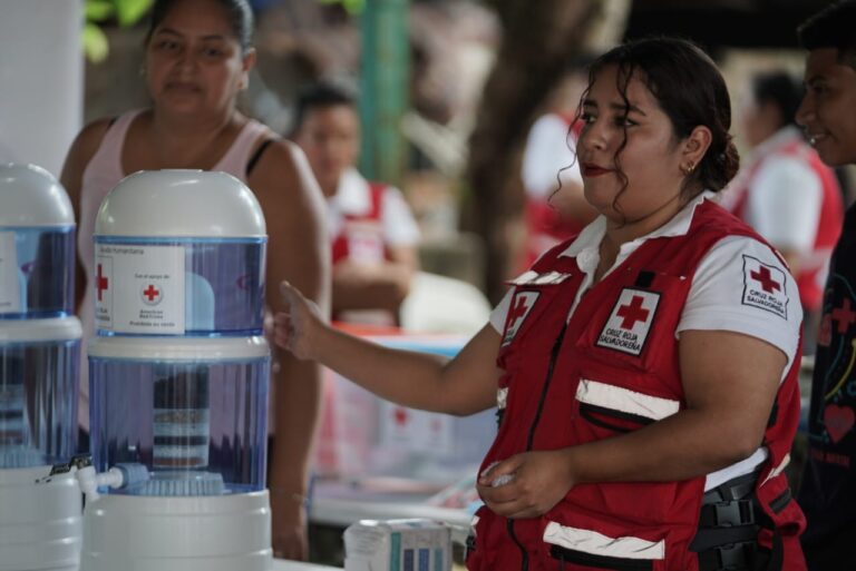 Cruz Roja entrega 114 purificadores de agua a familias de La Libertad Costa