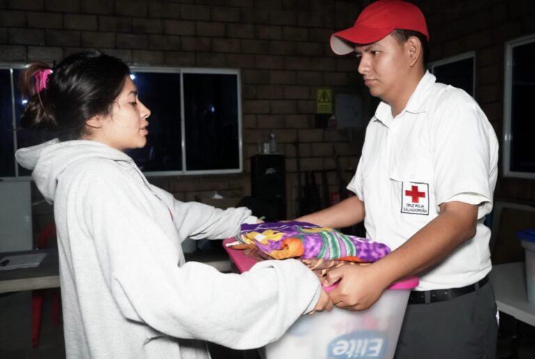 Cruz Roja entrega asistencia humanitaria a dos albergues de Sonsonate