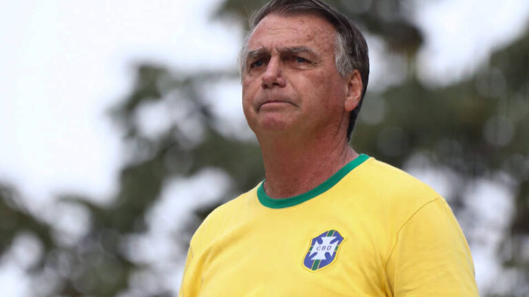La policía federal de Brasil recomienda presentar cargos penales contra el expresidente Jair Bolsonaro por intentar perpetrar un golpe de Estado tras las elecciones presidenciales de 2022