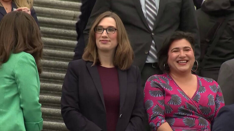 Una legisladora republicana intenta prohibir a una futura colega transgénero usar los baños de mujeres en el Congreso de EE.UU.