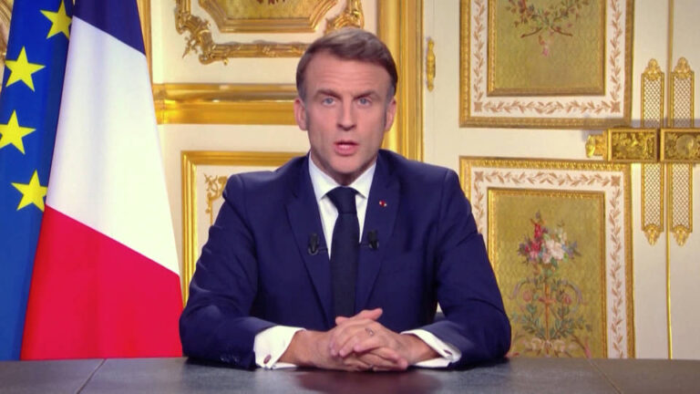 Macron rechaza los pedidos de dimisión tras una votación de moción de censura que derrocó al primer ministro francés y a su gabinete