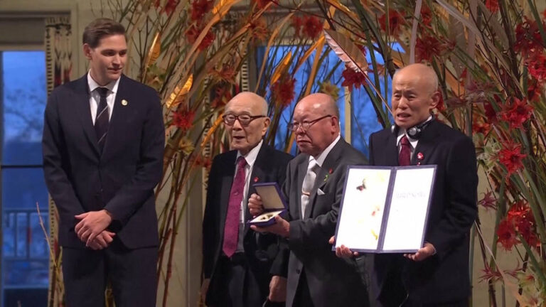 Activistas contra las armas nucleares que sobrevivieron a los bombardeos atómicos de Hiroshima y Nagasaki aceptan el Premio Nobel de la Paz