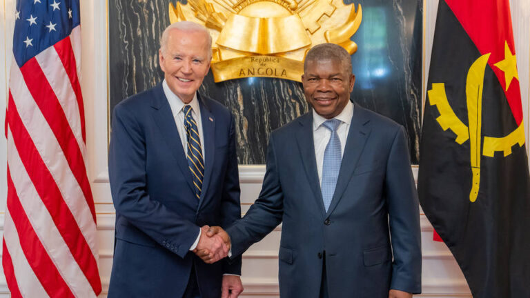 Biden visita el Museo de la Esclavitud en Angola y promociona inversiones para explotar los vastos recursos de África central