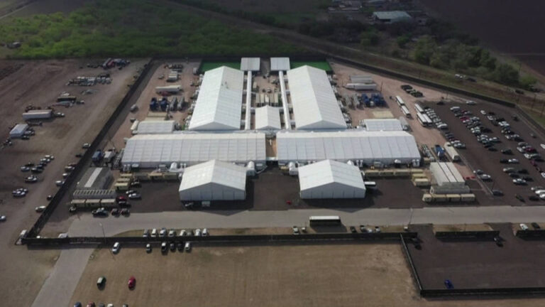 The Guardian informa que el Gobierno de Biden está explorando opciones para ampliar la capacidad de las cárceles para inmigrantes gestionadas por el sector privado