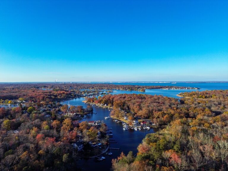 El gobernador Glenn Youngkin firma la Directiva Ejecutiva Diez sobre los esfuerzos de restauración de la bahía de Chesapeake