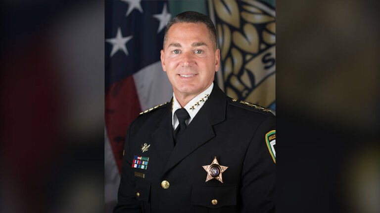 El nominado por Trump para dirigir la DEA se retira de la consideración tras ser criticado por simpatizantes del presidente electo por sus acciones durante la pandemia de COVID-19