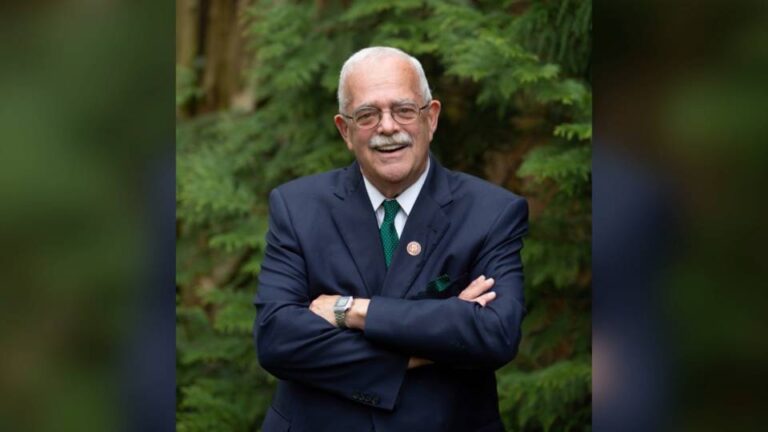 Los demócratas eligen a Gerry Connolly en lugar de a AOC como su principal representante en el Comité de Supervisión de la Cámara de Representantes de EE.UU.