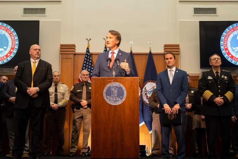 Gobernador de Virginia ordena se cumplan las órdenes de ICE sobre migración