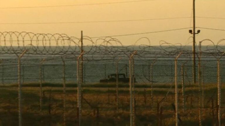 EE.UU. traslada a otros tres reclusos de la bahía de Guantánamo a sus países natales
