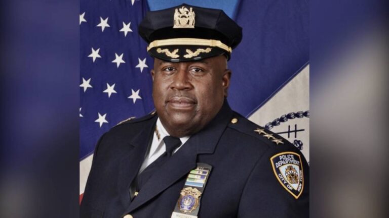 El jefe de policía de Nueva York dimite tras ser acusado de conducta sexual inapropiada