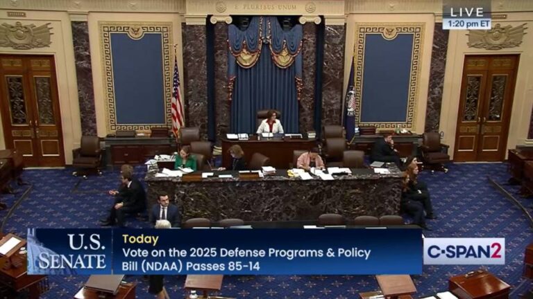 El Senado de EE.UU. aprueba un proyecto de ley del Pentágono valuado en 895.000 millones de dólares que prohíbe la financiación de tratamientos de afirmación de género para hijos de militares