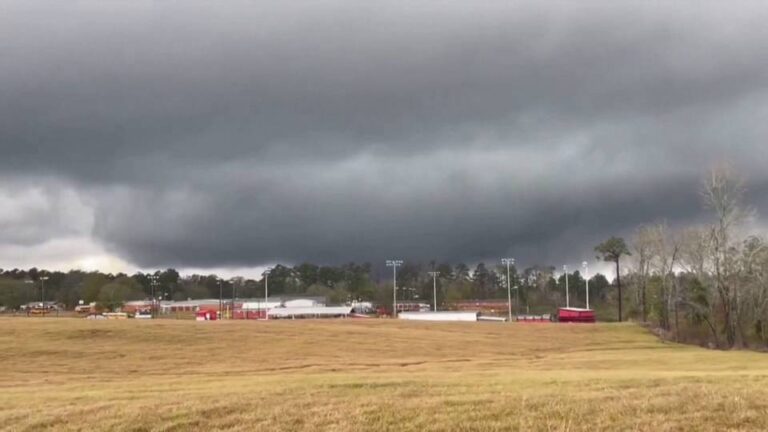 Cuatro tornados inusuales en diciembre dejan al menos cuatro muertos en estados del sur de EE.UU.