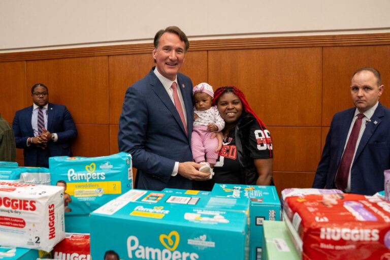 El gobernador de Virginia revela iniciativas para mejorar salud materna