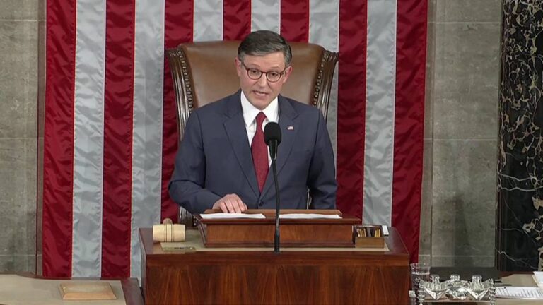 El presidente de la Cámara de Representantes de EE.UU., Mike Johnson, es reelegido por estrecho margen tras una intervención de Trump