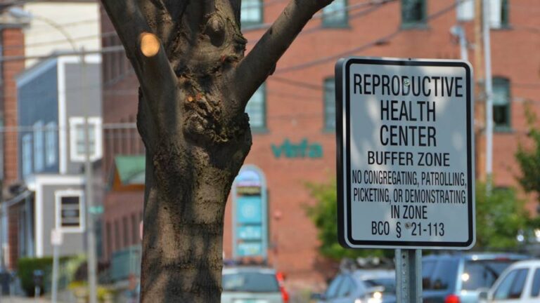 El Departamento de Justicia de EE.UU. dejará de presentar cargos contra la mayoría de las personas que bloquean y acosan ilegalmente a las clínicas de abortos y a sus pacientes