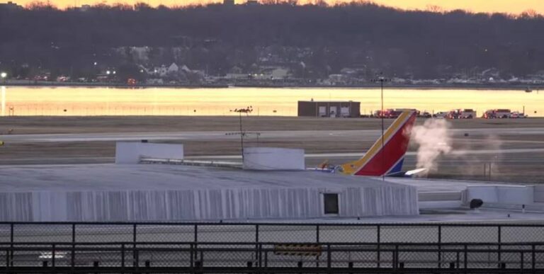 Trump dice que el accidente de Washington “debió haberse evitado”, días después de haber desmantelado el Comité Asesor de Seguridad en la Aviación