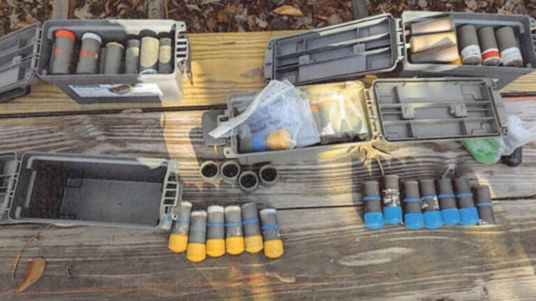 El FBI halla más de 150 bombas caseras en la casa de un extremista de derecha que usaba la foto de Biden para prácticas de tiro