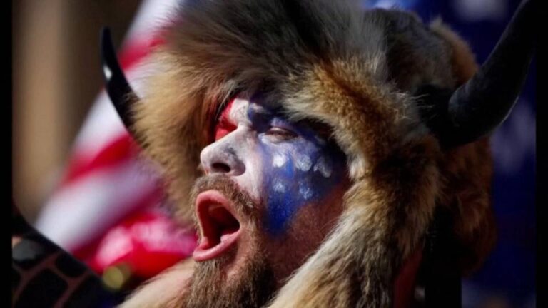 Liberan de prisión a líderes de la insurrección del 6 de enero de 2021 en el Capitolio de EE.UU. tras los indultos y las conmutaciones de penas de Trump