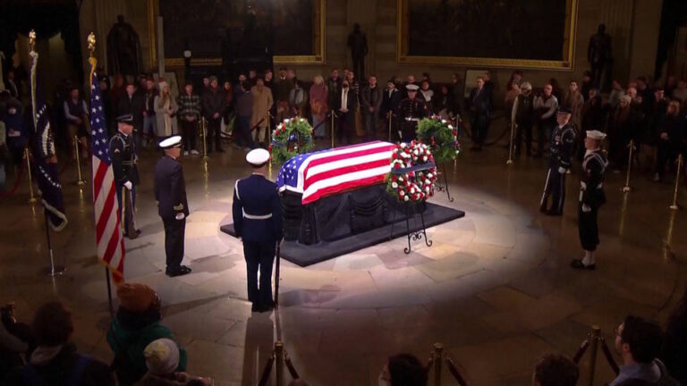 Jimmy Carter yace en capilla ardiente en el Capitolio de EE.UU. en vísperas de su funeral de Estado