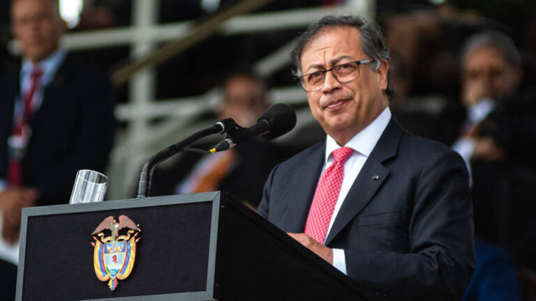 Colombia y EE.UU. llegan a un acuerdo sobre aranceles y vuelos de deportación tras la breve crisis entre ambos países